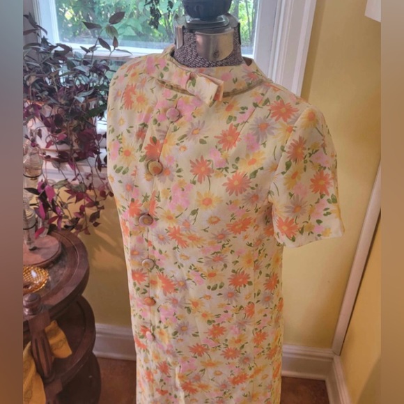 Vintage
1960's House of Fabrics Daisy floral print maxi dress, bow, buttons. US6 - Picture 5 of 7